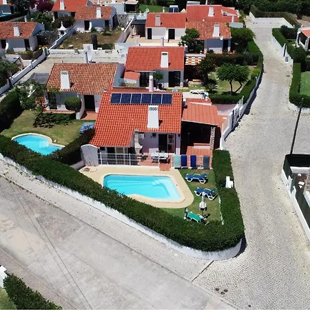 Lotus Villa, Βίλα *